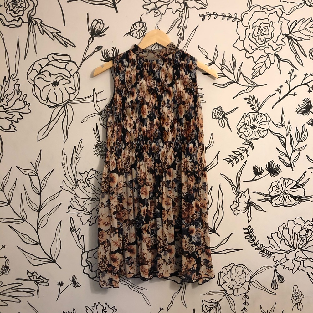 ✨ Floral Dress with Keyhole Back